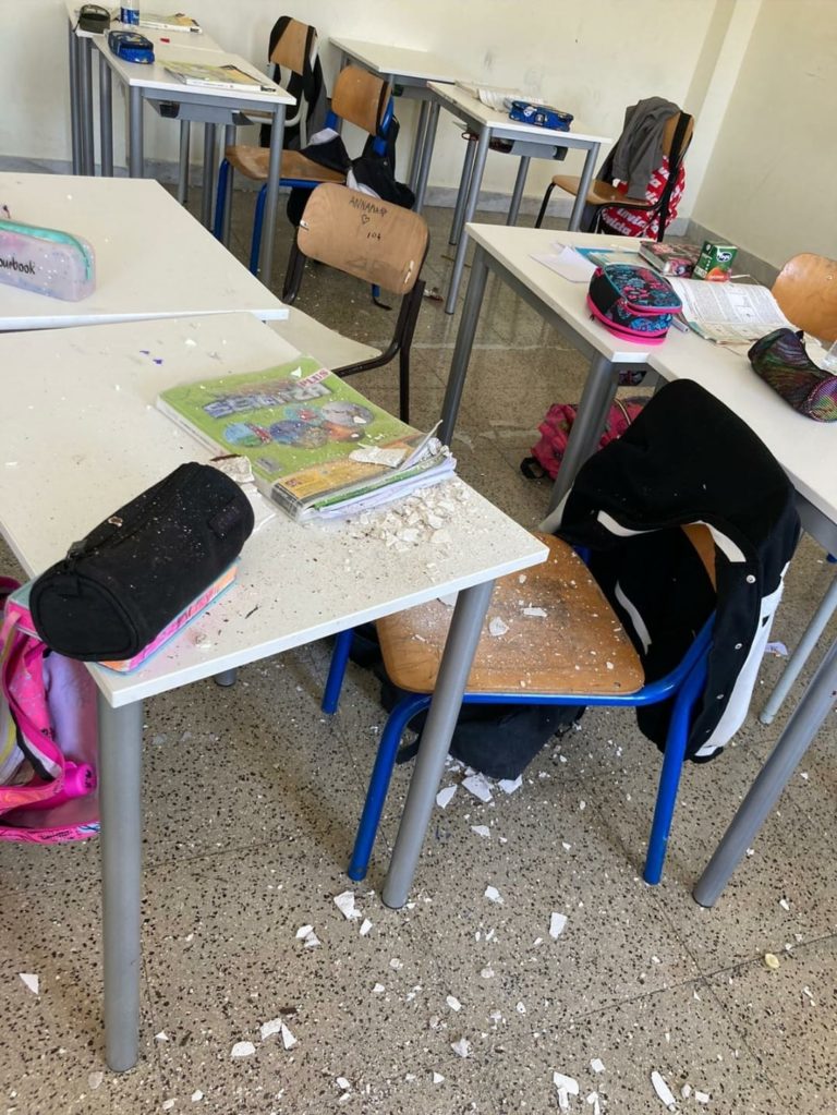 Crolla una parte del soffitto della scuola Rodari. Una tragedia sfiorata