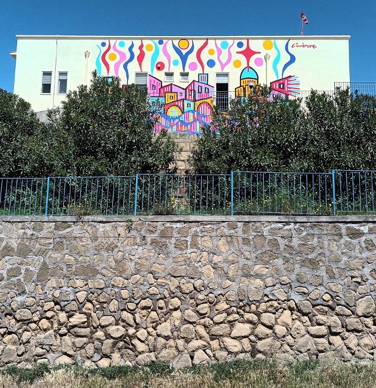 All’ospedale di Procida la facciata si colora con un’opera murale in onore dell’isola