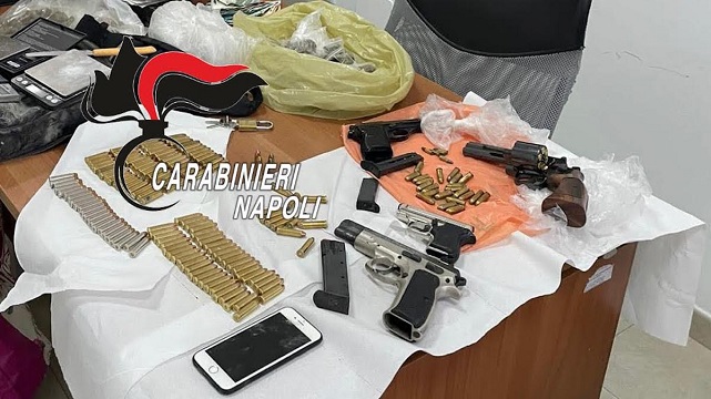 Armi e droga in un magazzino, arrestato 38enne a Caivano