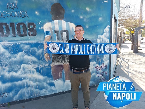 La sciarpa del Club Napoli Caivano al cimitero privato di Maradona