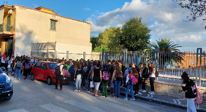Istituto Milani, caos all’ingresso e all’uscita degli studenti