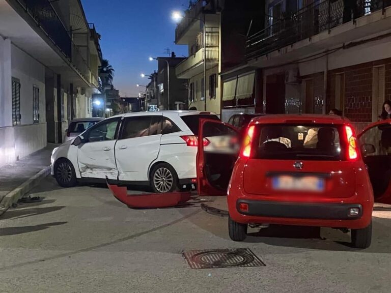 Incidente incrocio via Settembrini, scontro tra due auto