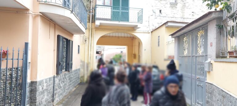 Cinque famiglie sgomberate da un palazzo in via Rondinella, situazione critica