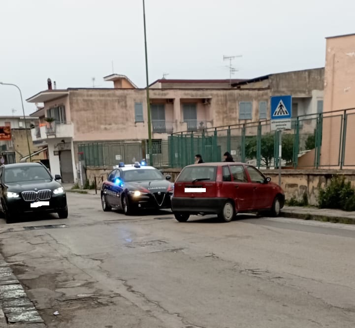 Intervento dei carabinieri a via Colanton Fiore, auto si schianta contro un palo