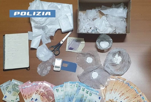 44enne in manette, droga e soldi in una scatola di scarpe