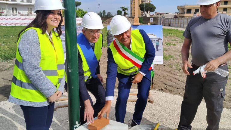 Cardito, il sindaco metropolitano Manfredi posa la prima pietra per l’ampliamento dell’istituto superiore “Sereni”